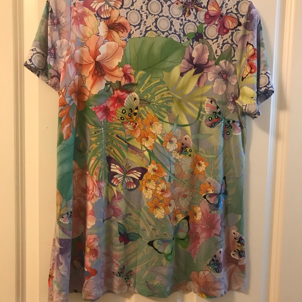 Johnny Was floral Butterfly Print Women's Top
in excellent condition.